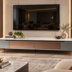 Kệ Tivi SIENNA DJ9230-20 được đặt trong một phòng khách hiện đại, sang trọng. Góc chụp toàn cảnh cho thấy kệ màu xám xanh…