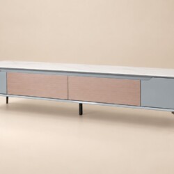 Kệ Tivi SIENNA DJ9230-20 chụp góc 3/4 từ phía trước bên phải trên nền trơn. Kệ có thiết kế hiện đại, mặt đá trắng vân mây…