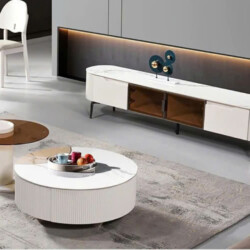 Kệ tivi mặt đá PL2337B-20 phong cách hiện đại, chụp từ góc nhìn tổng thể không gian phòng khách. Kệ có thiết kế hình bầu d…