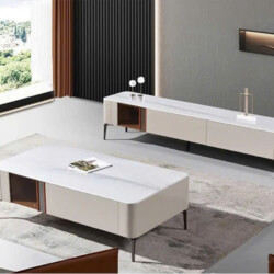 Kệ tivi mặt đá hiện đại PL3007B-20 màu be nhạt với mặt đá trắng vân mây, đặt trong phòng khách sang trọng. Kệ có thiết kế…