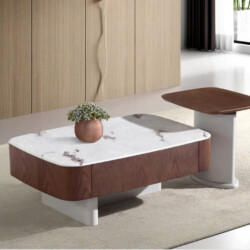Bàn trà đôi XJ24180B/2503 phong cách hiện đại, chụp từ góc hơi chếch phía trước, đặt trên thảm màu be trong không gian phò…