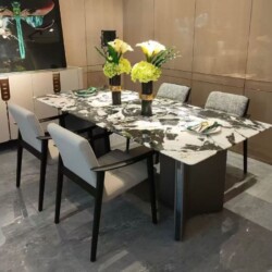 Bàn ăn mặt đá cẩm thạch tự nhiên 2m4 BAQ55-24 được chụp từ góc hơi chếch, cho thấy rõ mặt bàn vân đá trắng đen độc đáo và…
