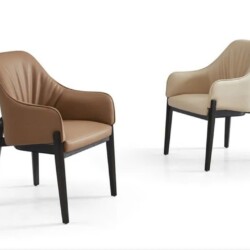 Hai ghế ăn hiện đại cao cấp GA802 được chụp từ góc chếch phía trước trên nền trắng tinh khiết. Ghế bên trái có đệm bọc da…