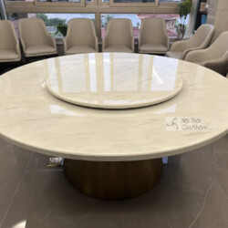 Bàn ăn tròn TAVOLO LUNA trưng bày tại showroom Nội Thất Gia Khánh, với mặt đá cẩm thạch trắng vân mây và mâm xoay tiện lợi…