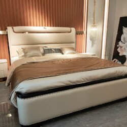 Giường ngủ luxury GIGD12-18 chụp từ góc chếch, nổi bật đầu giường cao bọc da Nappa màu kem, điểm xuyết kim loại vàng đồng…