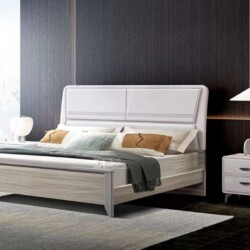 Giường ngủ hiện đại GI1902-1 và tủ đầu giường được chụp từ góc hơi chếch, đặt trong một phòng ngủ có tông màu trung tính…