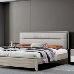 Giường ngủ hiện đại GI2306-1 và táp đầu giường được chụp chính diện trong phòng ngủ tông xám. Giường có khung gỗ vân nhạt…