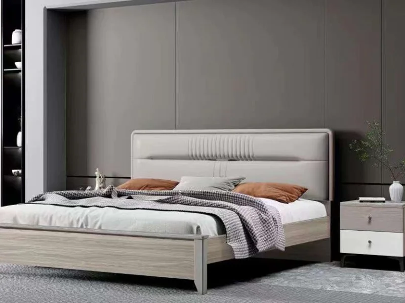 Giường ngủ hiện đại GI2306-1 và táp đầu giường được chụp chính diện trong phòng ngủ tông xám. Giường có khung gỗ vân nhạt…