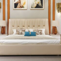 Giường ngủ hiện đại GIQF227-18 được chụp chính diện trong một phòng ngủ sang trọng. Giường có tông màu kem chủ đạo, đầu gi…