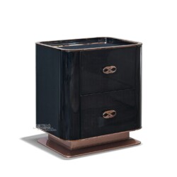 Tủ đầu giường Luxury TAGD272 màu đen bóng, chụp góc nghiêng từ phía trước bên phải. Tủ có hai ngăn kéo với tay nắm hình ov…