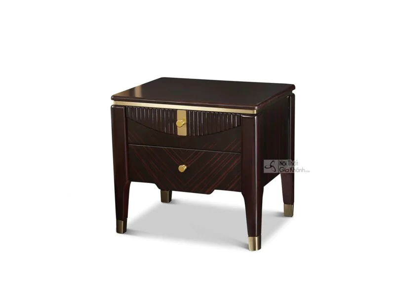 Tủ đầu giường nhập khẩu TAQF226 được chụp ở góc hơi chếch, nổi bật với hai ngăn kéo tiện dụng. Tủ có màu nâu sẫm sang trọn…