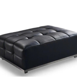 Ghế đôn sofa DON-HY01 màu đen tuyền, được chụp từ góc thấp phía trước bên trái, làm nổi bật các múi da bò tự nhiên được ma…