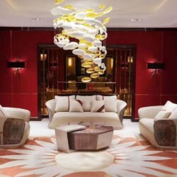 Bộ sofa luxury SBGD23-123 gồm một ghế băng dài và hai ghế đơn bọc da màu kem, đặt trong phòng khách tông đỏ đô. Ghế đơn có…