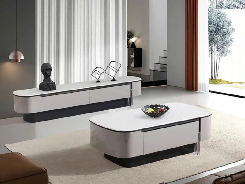 Kệ tivi hiện đại KT2518A-20 và bàn trà đồng bộ được chụp từ góc chếch, đặt trên thảm trải sàn màu be trong không gian phòn…