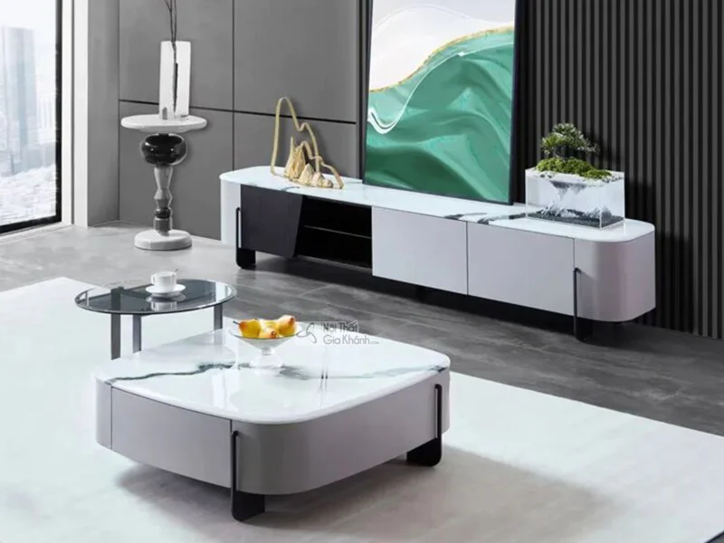Ảnh chụp tổng thể bộ bàn trà và kệ tivi BTST2307CD từ góc hơi chếch, đặt trong không gian phòng khách hiện đại với sàn màu…