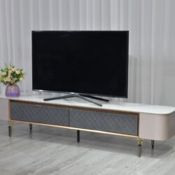 Kệ tivi hiện đại KTPL2306B-20 được chụp chính diện, đặt trong không gian phòng khách tối giản với rèm trắng. Kệ có mặt đá…