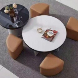 Toàn cảnh bộ bàn trà đôi BT-S17 nhìn từ trên xuống, đặt trên thảm xám. Bàn lớn mặt đá trắng, chân bàn màu trắng, có một cu…