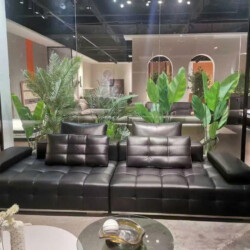 Sofa băng SF-HY01 màu đen, chụp chính diện trong showroom. Thiết kế hiện đại, tối giản với đệm ngồi và tựa lưng chia ô vuô…