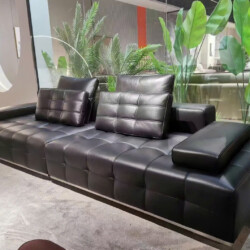 Sofa băng SF-HY01 màu đen, chụp góc nghiêng từ bên phải. Thiết kế khối hộp vững chãi, đệm ngồi và tựa lưng chần ô vuông. T…