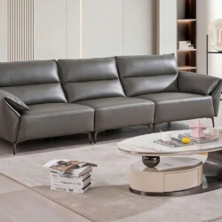 Sofa băng SF8128 ba chỗ ngồi, bọc da màu xám đậm, đặt trong không gian phòng khách hiện đại. Sofa có thiết kế tối giản với…