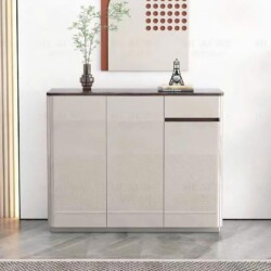 Tủ giầy hiện đại TDY203 được chụp chính diện trong không gian tiền sảnh. Tủ có ba cánh cửa lớn và một ngăn kéo nhỏ bên phả…