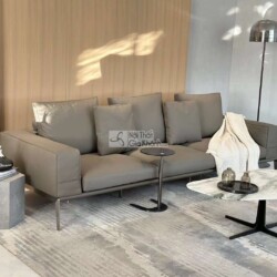 Sofa băng SF2018 màu xám nhạt, chụp từ góc chếch phía trước, nổi bật vẻ đẹp tối giản và hiện đại. Đệm ngồi và tựa lưng dày…