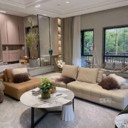 Bộ sofa góc hiện đại SF2216 được chụp từ góc rộng, đặt trong không gian phòng khách sang trọng với cửa sổ lớn nhìn ra cây…