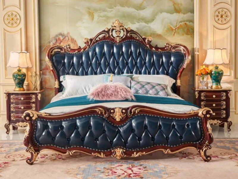 Giường ngủ tân cổ điển GIB22-18 chụp chính diện, nổi bật với đầu giường và đuôi giường bọc da màu xanh navy chần nút sang…