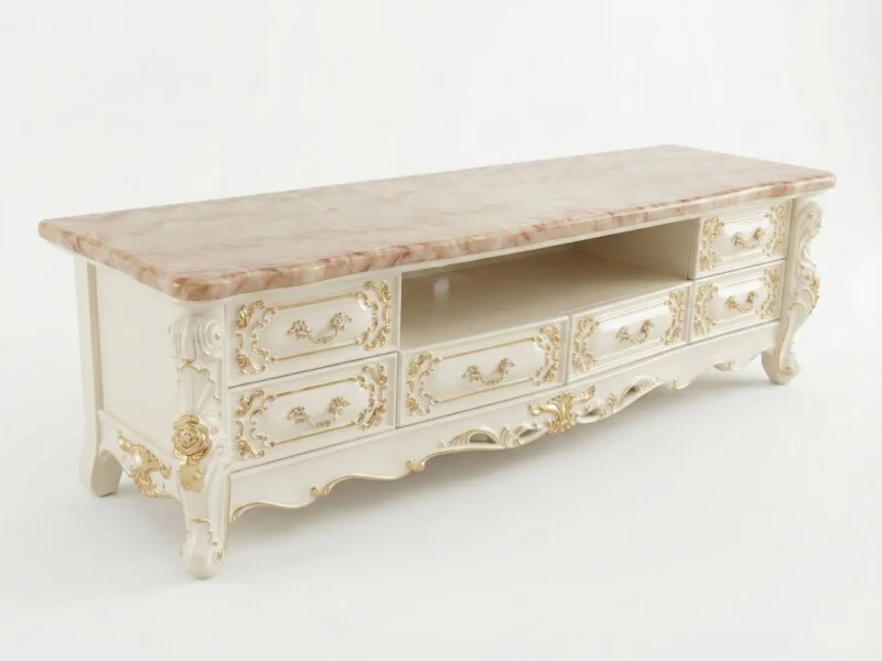 Kệ tivi tân cổ điển KT-A19-18 chụp cận cảnh trên nền trắng, thể hiện rõ kiểu dáng cong mềm mại và các chi tiết dát vàng họ…