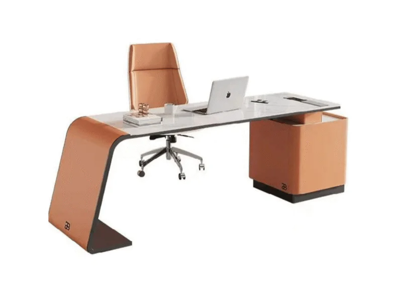 Bộ bàn làm việc và ghế xoay phong cách luxury được chụp từ góc chếch phía trước, trên nền trắng. Bàn có mặt đá trắng tinh…
