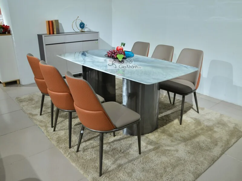 Bộ bàn ăn mặt đá pha lê BAYS6016-18 kích thước 1m8, đặt trong không gian phòng ăn hiện đại với thảm trải sàn màu be. Bàn c…