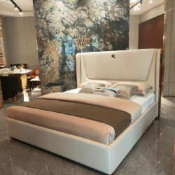 Giường ngủ bọc da GIQF801-20 được đặt trong không gian phòng ngủ mẫu tại showroom Gia Khánh, chụp từ góc chéo. Giường có m…
