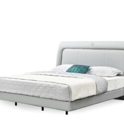 Giường ngủ bọc da GIQF806-18 được chụp từ góc hơi chếch phía trước, nổi bật phần đầu giường cao với thiết kế cong nhẹ hai…