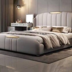 Giường ngủ bọc da GIQF825-18 chụp từ góc chếch trái, tổng thể phòng ngủ hiện đại. Đầu giường cao, bọc da xám nhạt với đườn…