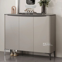 Tủ giày nhập khẩu TD3103 với ba cánh tủ màu ghi nhạt, thiết kế hiện đại, đặt trong không gian tiền sảnh. Mặt tủ có viền mà…