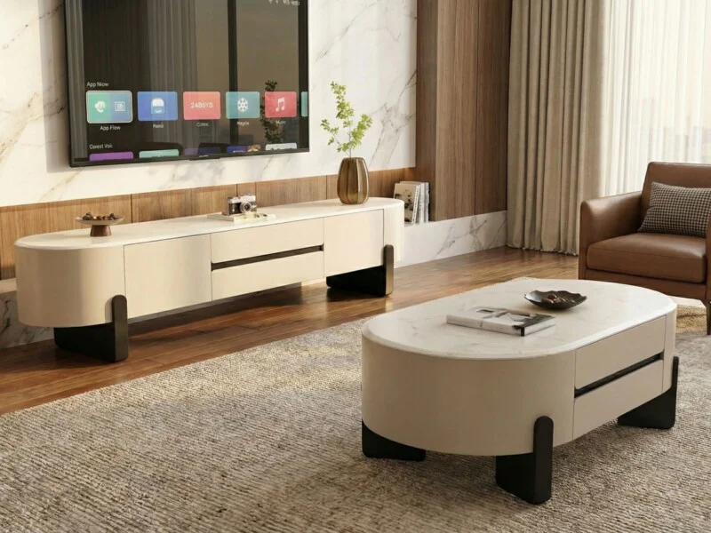 Bộ bàn trà và kệ tivi mã 2509 được đặt trong không gian phòng khách hiện đại. Kệ tivi dài, mặt đá vân trắng, thân màu kem…