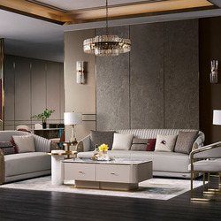 Toàn cảnh bộ sofa phòng khách luxury SBQ618-1123 gồm một sofa băng 2, một sofa băng 3 và hai ghế đơn, đặt trong không gian…