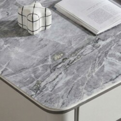 Cận cảnh mặt đá vi tinh thể màu xám với các đường vân tự nhiên và điểm nhấn lấp lánh, cho thấy sự tinh tế và chất lượng củ…