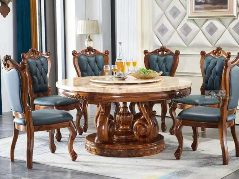 Bộ bàn ăn tròn tân cổ điển BAGK01-18 gồm bàn mặt đá cẩm thạch tự nhiên màu be vân mây và 6 ghế bọc da xanh đậm, chụp chính…