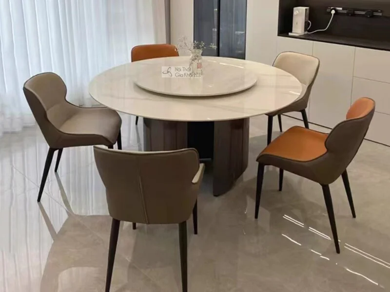 Bàn ăn tròn BA818-15 hiện đại, mặt đá cẩm thạch nhân tạo trắng vân mây, tích hợp mâm xoay. Chân bàn hình trụ lớn màu nâu g…