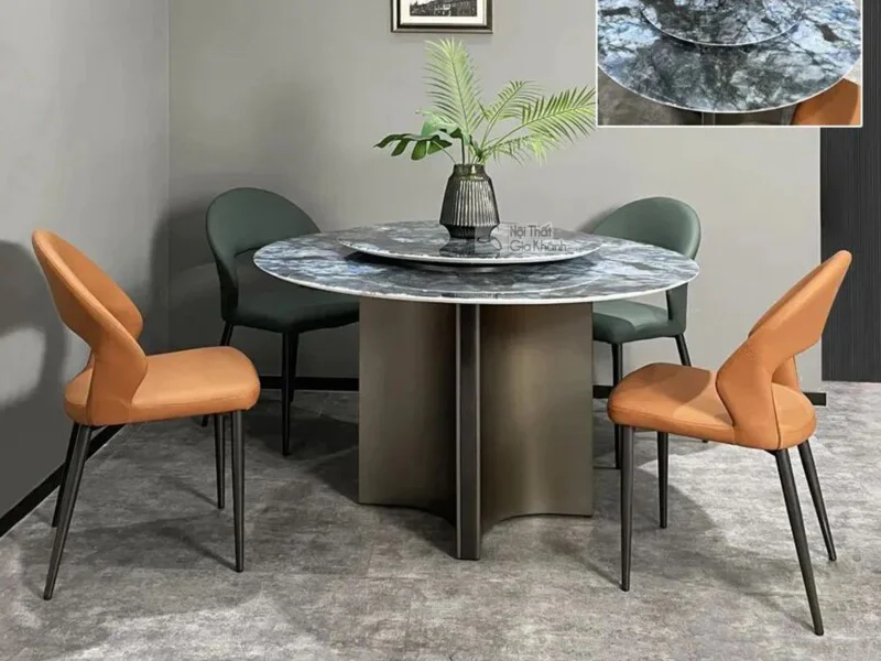 Bàn ăn tròn mặt đá có mâm xoay BAQ16-130 được chụp chính diện trong không gian phòng ăn hiện đại. Mặt bàn đá siêu pha lê n…