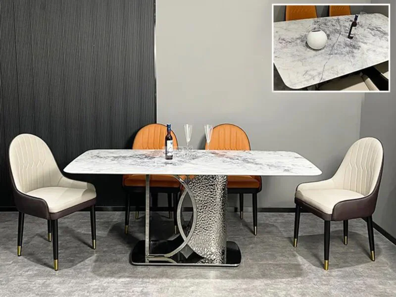 Bộ bàn ăn hiện đại BAQ61-18 được chụp chính diện trong không gian phòng ăn sang trọng. Bàn có mặt đá Siêu pha lê màu trắng…