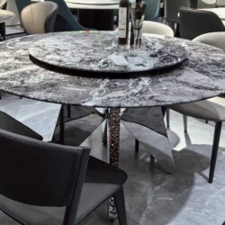Bàn ăn tròn BAQ67-135 phong cách hiện đại, chụp cận cảnh từ góc hơi cao, tập trung vào mặt bàn và chân bàn. Mặt bàn đá siê…