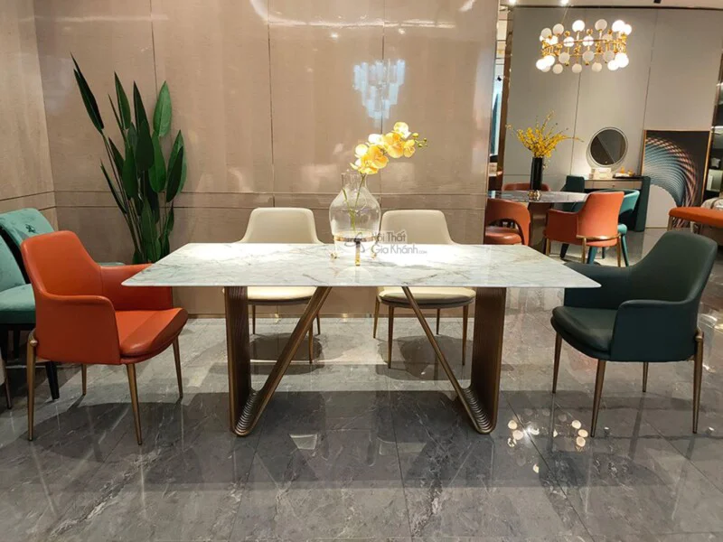 Bàn ăn 1m8 mặt đá gốm BAQT229-18 được chụp chính diện trong không gian showroom Nội Thất Gia Khánh. Bàn có mặt đá gốm màu…