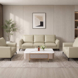 Bộ sofa Matera E001-113 da Nano màu kem nhạt, gồm một ghế băng dài, một ghế băng nhỏ và một ghế đơn, được bố trí trong phò…