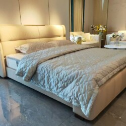 Giường ngủ bọc da GIC116-18 màu kem sang trọng, được chụp từ góc thấp phía trước, nổi bật với đầu giường bọc da mềm mại có…