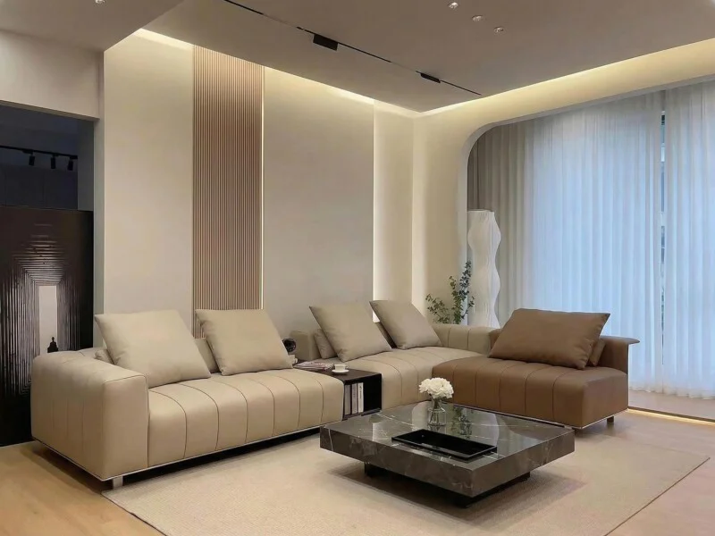 Toàn cảnh bộ sofa góc L SBH361 với hai tông màu kem và nâu da bò, được bố trí trong phòng khách rộng rãi. Thiết kế sofa tố…