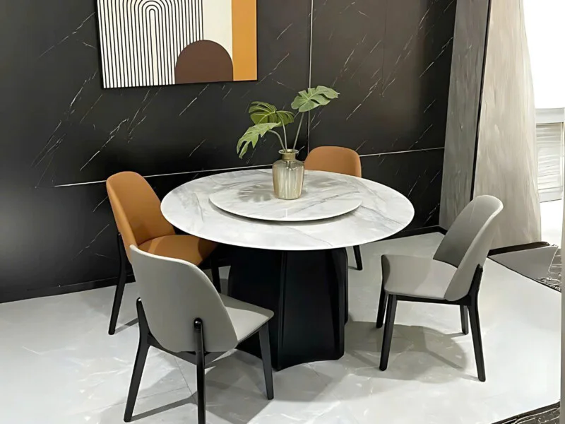 Bộ bàn ăn tròn HY-130 phong cách hiện đại được chụp từ góc chính diện trong không gian phòng ăn. Bàn có mặt đá cẩm thạch n…