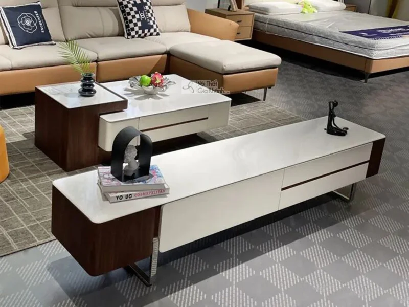 Toàn cảnh một góc showroom Nội Thất Gia Khánh, trưng bày bộ bàn trà ARLO BTK9876 cùng kệ tivi đồng bộ. Bàn trà mặt đá trắn…