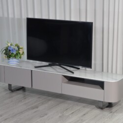 Kệ tivi hiện đại KTKD9861-20 với thiết kế cố định, mặt đá vi tinh thể màu trắng vân xám sang trọng, khung gỗ MFC màu xám n…
